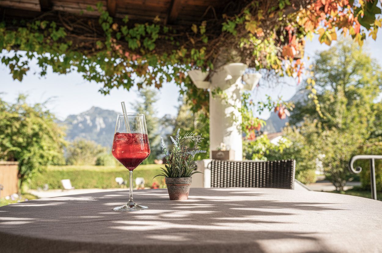 Aperol auf der Terrasse des Hotels mit Blick in den Garten Aperol auf der Terrasse des Hotels mit Blick in den Garten
