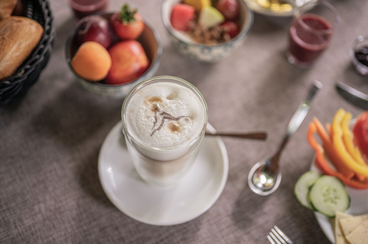Paar nimmt sein Frühstück auf der Terrasse des Hotel Filser Paar nimmt sein Frühstück auf der Terrasse des Hotel Filser