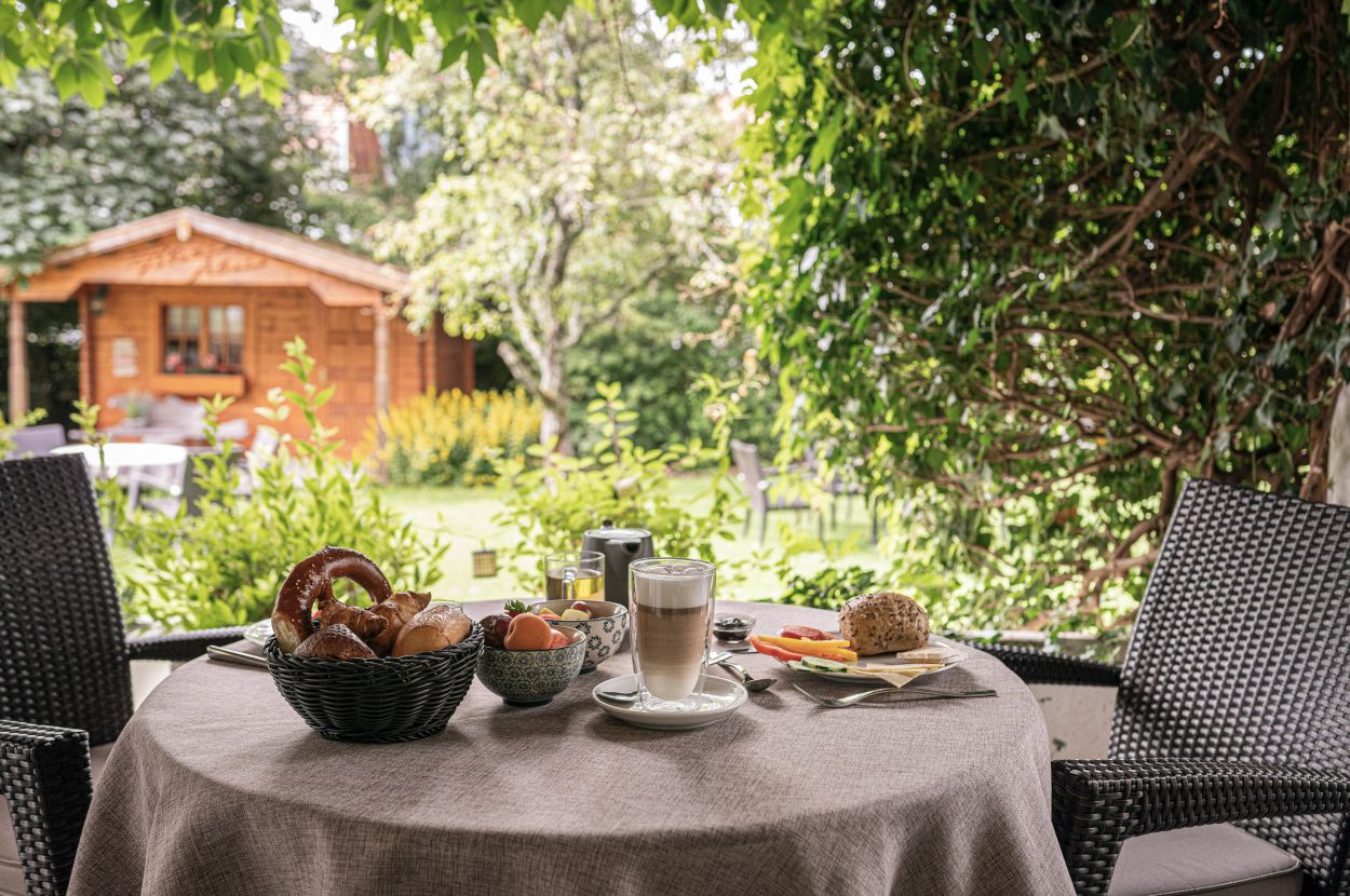 Paar nimmt sein Frühstück auf der Terrasse des Hotel Filser Paar nimmt sein Frühstück auf der Terrasse des Hotel Filser