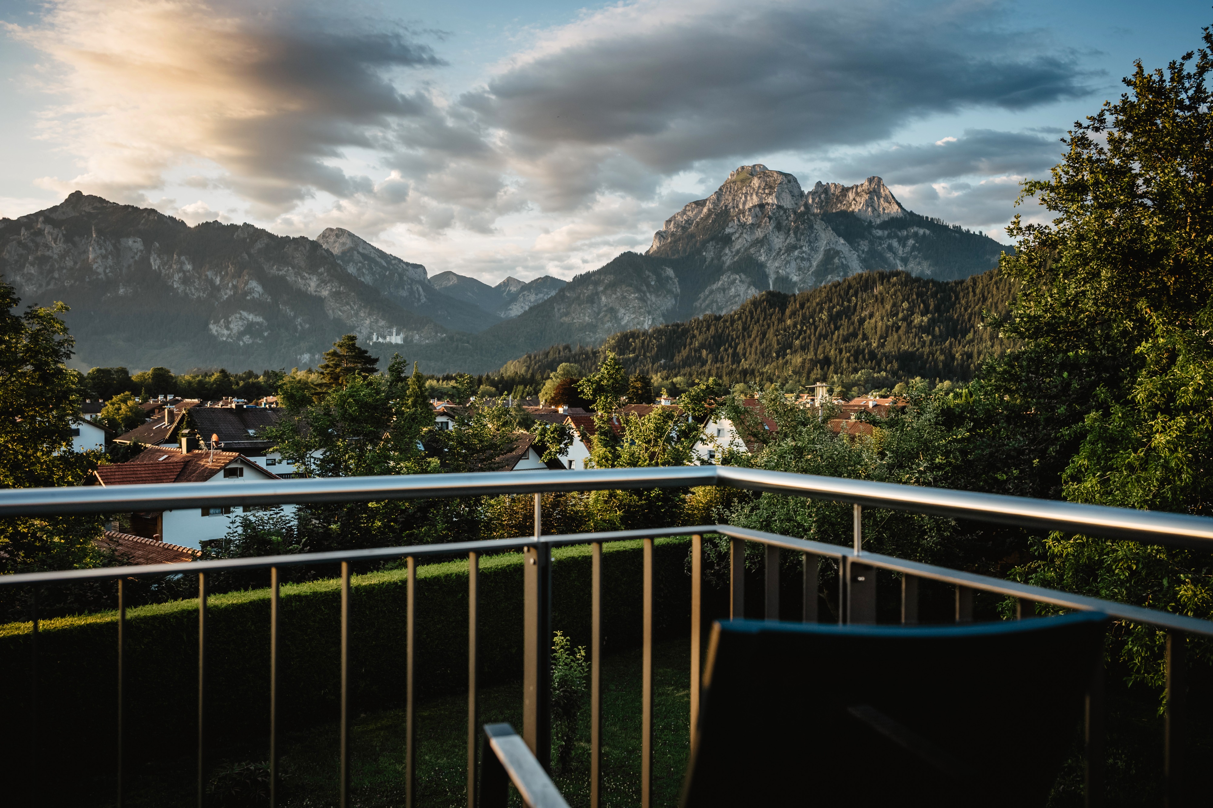 Ausblick Morgenstunde Balkon #105 Ausblick Balkon Gartenvilla morgens mit Tegelberg und Säuling