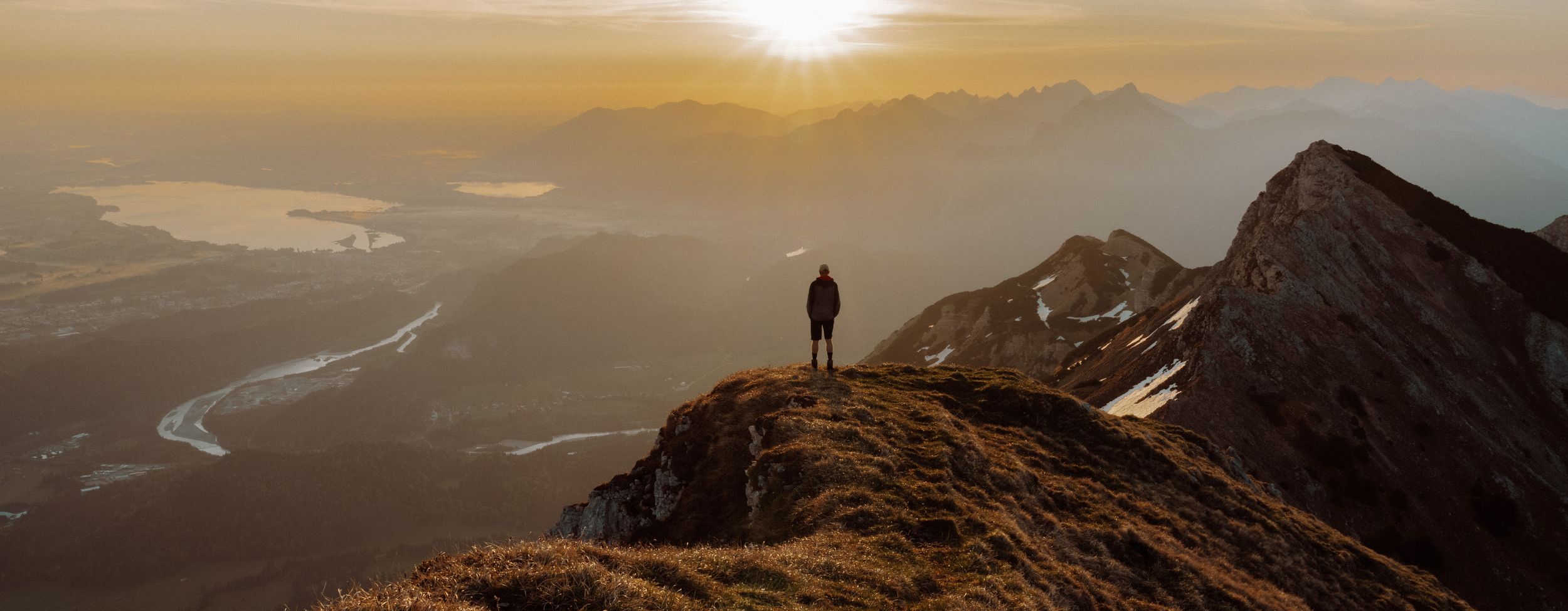 Wanderer hat Blick ins Ostallgäu Wanderer hat Blick ins Ostallgäu