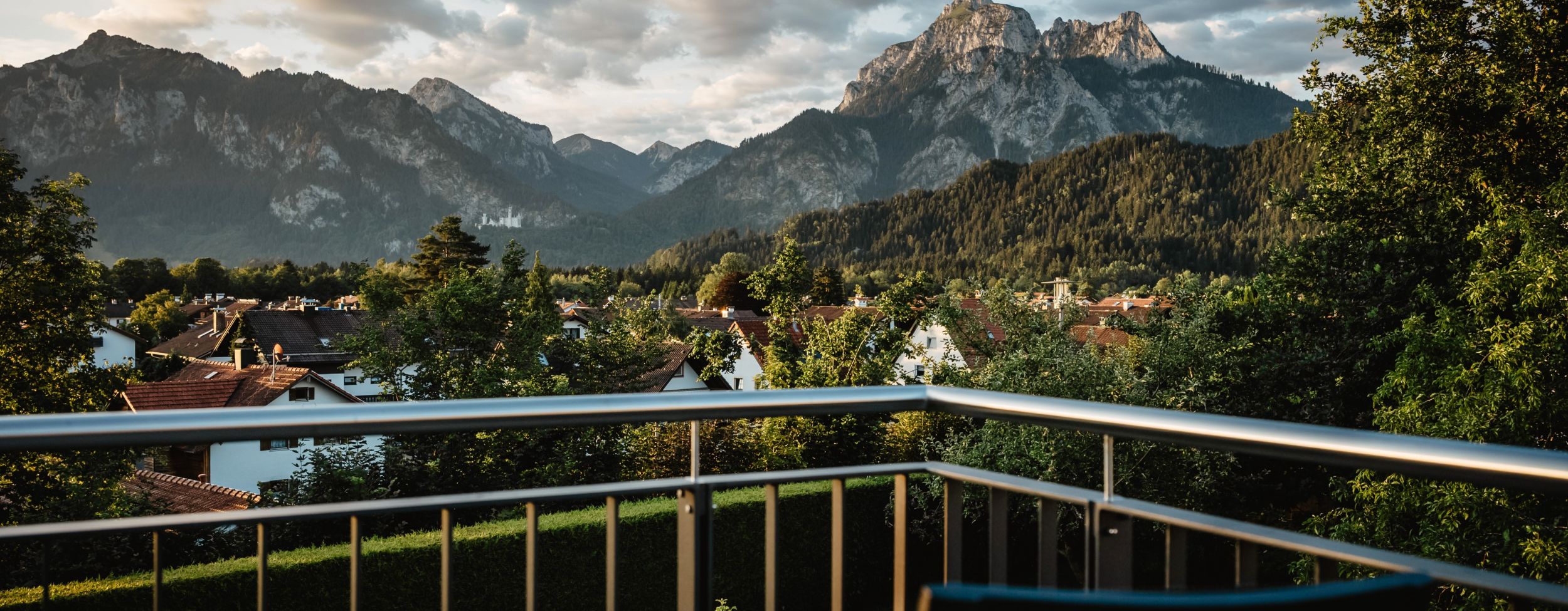 Ausblick Morgenstunde Balkon #105 Ausblick Balkon Gartenvilla morgens mit Tegelberg und Säuling