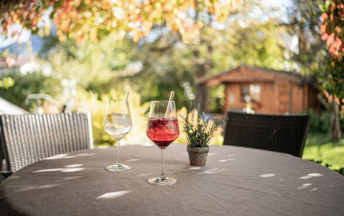 Aperol auf der Terrasse des Hotels mit Blick in den Garten Aperol auf der Terrasse des Hotels mit Blick in den Garten