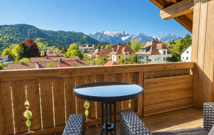 Ausblick aus Doppelzimmer Komfort auf Füssener Altstadt mit hohem Schloss