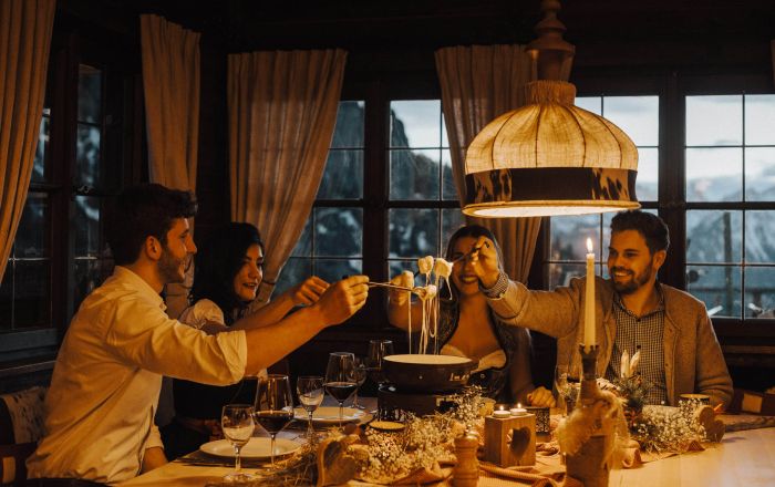 Rohrkopfhütte in Schwangau Innenbereich beim Fondue Essen Rohrkopfhütte in Schwangau Innenbereich beim Fondue Essen