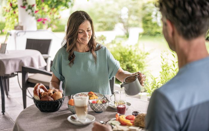 Frühstückstisch im Hotel Filser in Füssen Pärchen sitzet am gedeckten Frühstückstisch